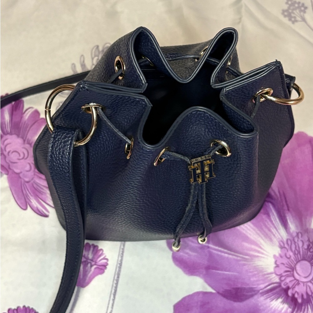 Tommy Hilfiger Black Mini Drawstring bucket Bag - Picture 10 of 13